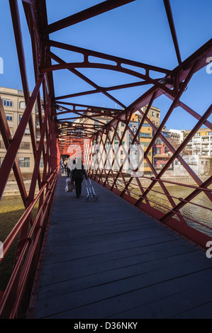 Tour Eiffel pont conçu par Gustave Eiffel et maisons colorées le long de la rivière Onyar dans la vieille ville de Gérone, Catalogne, Espagne Banque D'Images