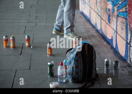 Artiste Graffiti en action, l'Undercroft, Southbank, Londres Banque D'Images