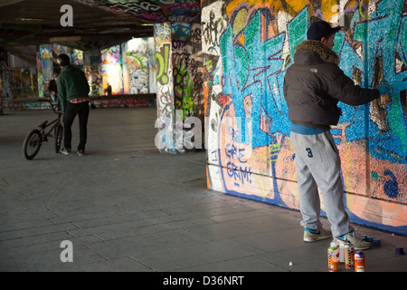 Artiste Graffiti en action, l'Undercroft, Southbank, Londres Banque D'Images