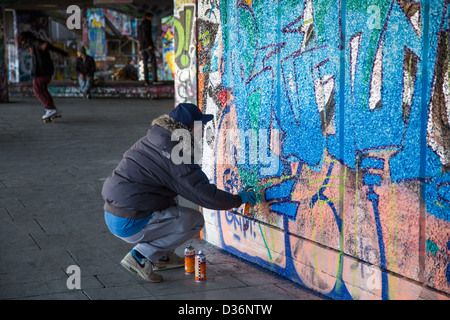 Artiste Graffiti en action, l'Undercroft, Southbank, Londres Banque D'Images