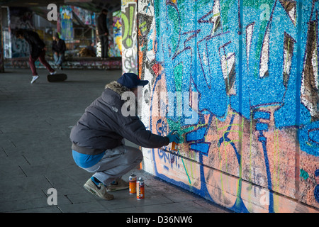 Artiste Graffiti en action, l'Undercroft, Southbank, Londres Banque D'Images