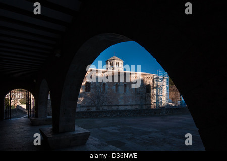 Sant Pere de Galligants vue par arcs en centre-ville de Gérone. La Catalogne, Espagne. Banque D'Images