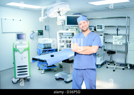 Très beau médecin à la salle d'opération Banque D'Images