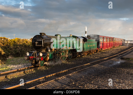 Le Romney Hythe & Dymchurch Railway Southern Maid machine à vapeur à la gare de dormeur. Banque D'Images