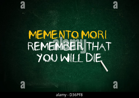 Memento mori, n'oubliez pas que vous jour. Citation latine avec une craie à la main sur un livre vert commission scolaire. Banque D'Images