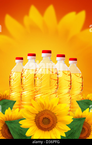 L'huile de tournesol dans les bouteilles en plastique sur un fond chaud et ensoleillé, le tournesol éparpillés. Banque D'Images