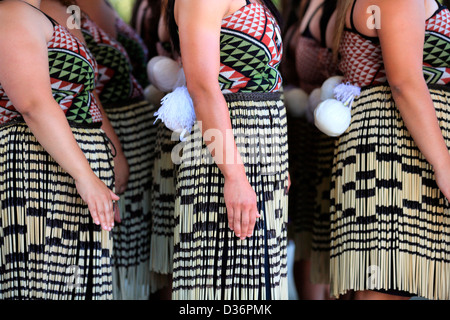Groupe Kapa haka femelle au site du Traité de Waitangi Waitangi Day lors de célébrations. Banque D'Images