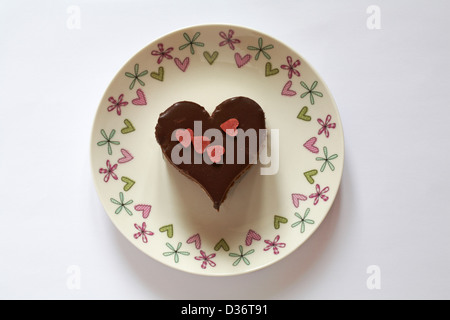 Triple chocolat en forme de coeur ciel dessert sur assiette isolé sur fond blanc - idéal pour la Saint-Valentin, jour de la Saint-Valentin Banque D'Images