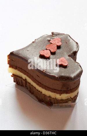 Triple chocolat en forme de coeur ciel dessert isolé sur fond blanc - idéal pour la Saint-Valentin, jour de la Saint-Valentin Banque D'Images