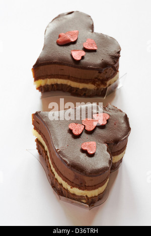 Deux en forme d'coeur triple chocolat ciel dessert desserts isolé sur fond blanc - idéal pour la Saint-Valentin, jour de la Saint-Valentin Banque D'Images