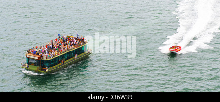 Les passagers bénéficiant d'Australie Jour dans le port de Sydney de regarder un jet boat de passage Banque D'Images