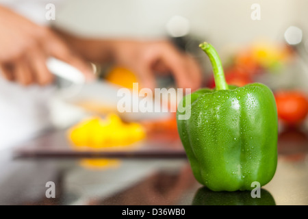 Poivre vert frais couverts de gouttes d'eau Banque D'Images
