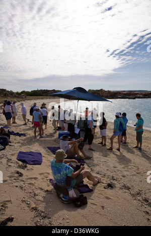 Les passagers d'Orion se rassemblent sur la plage sur l'île de Jar, Vansittart Bay, dans la région de Kimberley, de l'Australie occidentale. Banque D'Images