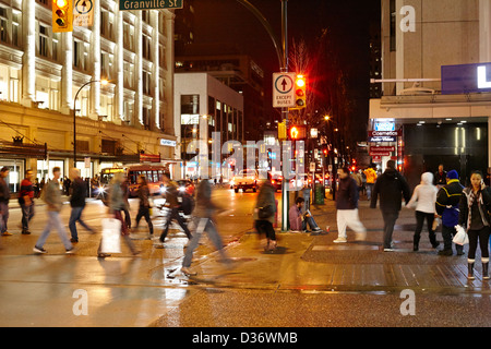 Passage de shoppers coin de rues Granville et West Georgia Vancouver BC Canada flou délibéré Banque D'Images