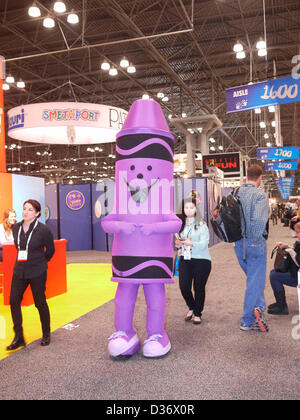 New York, USA. 10 février 2013. Crayola à l'American International Toy Fair, le plus grand "toy et des jeunes sur le marché du produit dans l'hémisphère occidental." (Crédit Image : © John Marshall/ZUMAPRESS.com) Mantel Banque D'Images