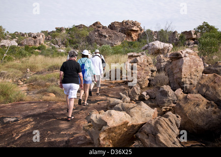 Randonnées d'un ou Gwion Gwion Bradshaw Aboriginal Rock Art site de l'Île, Jar, Vansittart Bay, région de Kimberley, Australie occidentale Banque D'Images