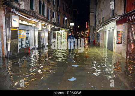 Venise, Italie. 12 février 2013. Après une journée de neige qui a fermé l'aéroport Marco Polo, les voyageurs forcés de passer une autre nuit à Venise est revenu pour trouver le moyen de leurs hôtels inondés comme les eaux du Grand Canal a augmenté de presque un mètre sur l'inondation de la marée haute. Crédit : Paul Brown / Alamy Live News Banque D'Images