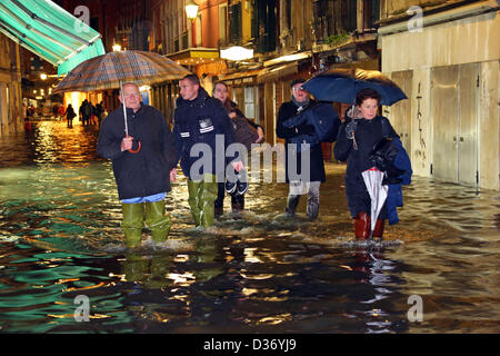 Venise, Italie. 12 février 2013. Après une journée de neige qui a fermé l'aéroport Marco Polo, les voyageurs forcés de passer une autre nuit à Venise est revenu pour trouver le moyen de leurs hôtels inondés comme les eaux du Grand Canal a augmenté de presque un mètre sur l'inondation de la marée haute. Crédit : Paul Brown / Alamy Live News Banque D'Images