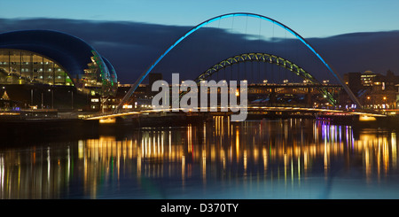 Jesmond avec le Sage et Millennium Bridge sur la rivière Tyne, la nuit, Tyne et Wear, Angleterre du Nord-Est, Royaume-Uni, GO, Banque D'Images