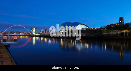 Photo panoramique de Jesmond avec Sage Gateshead at night, Tyne et Wear, Angleterre du Nord-Est, Royaume-Uni, GO, Banque D'Images