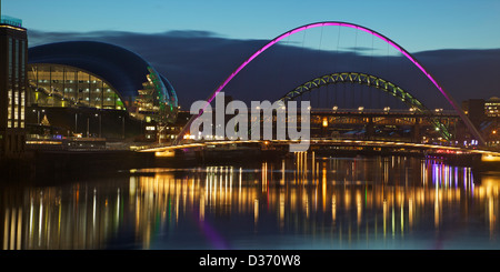 Jesmond avec le Sage et Millennium Bridge sur la rivière Tyne, la nuit, Tyne et Wear, Angleterre du Nord-Est, Royaume-Uni, GO, Banque D'Images