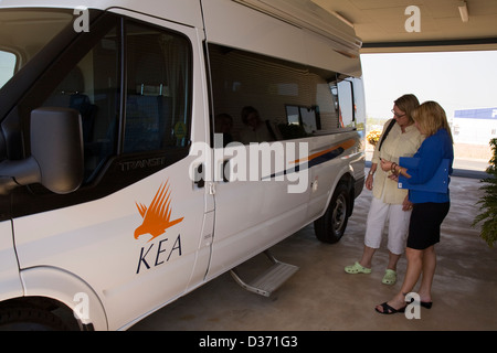 Tracey McGee, assistant-gérant chez Kea Campers' Winnellie Depot, donne plus d'informations sur l'utilisation de vélos, Darwin, NT, Australie Banque D'Images