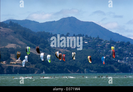 Kitesurfers surfez sur la baie de San Francisco et Sausalito Tamapais avec support en arrière-plan Banque D'Images