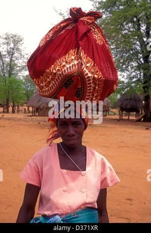 1, l'un Zimbabwéen,, femme, femme adulte, contact avec les yeux, la tête et épaules portrait, village de Mahenye, Mahenye, la province de Manicaland, au Zimbabwe, l'Afrique Banque D'Images