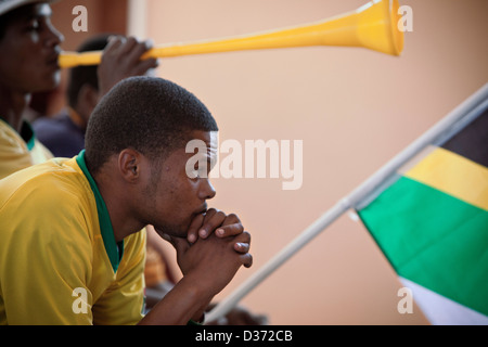 À la salle des fêtes de la communauté des fans de regarder le dernier groupe Bafana Bafana un match contre la France. Banque D'Images