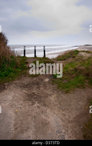 Beach road Happisburgh érodées par l'érosion côtière Banque D'Images