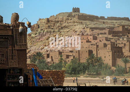 Aït-Ben-Haddou, Blick auf die Festung, aus Lehm gemauert Königstraße 45, des Hohen Atlas, marrokanische Souvenirs im Vordergrund Liens Banque D'Images