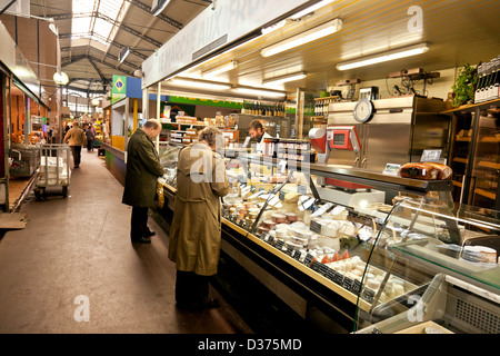 Clients et d'un exposant à l'hôtel Le Marché aux fromages, un fromage au Marché Saint Quentin, dans le centre de Paris. Banque D'Images