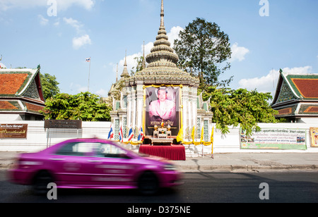 BANGKOK - THAÏLANDE : un taxi rose lecteurs dans les rues de Bangkok, en face du roi Bhumibol Adulyadej de Thaïlande Banque D'Images