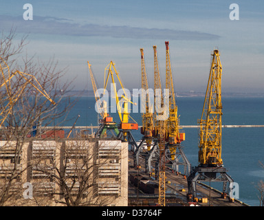 Grue de chargement du navire, et séchoir à grains dans le port d'Odessa, Ukraine Banque D'Images