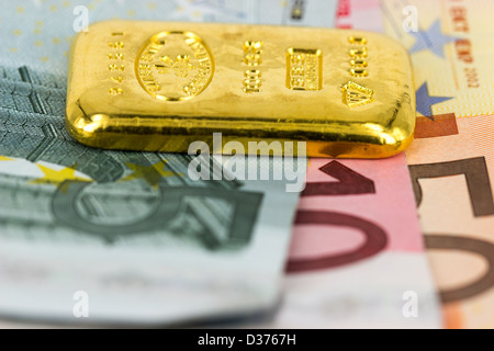 Barre d'or l'article concernant les billets Banque D'Images