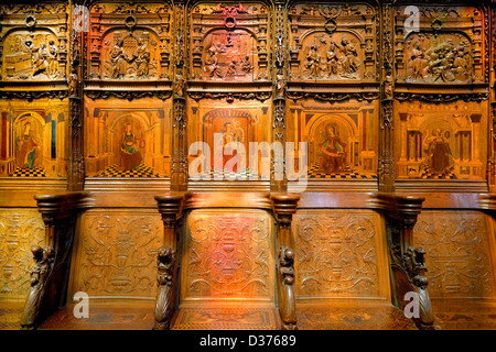 Cité médiévale choeur en bois sculpté sièges Basilique Cathédrale de Saint Denis , Paris France Banque D'Images