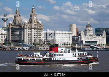 Le Mersey ferry navigue au-delà du Pier Head à Liverpool Banque D'Images