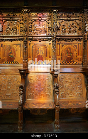 Cité médiévale choeur en bois sculpté sièges Basilique Cathédrale de Saint Denis , Paris France Banque D'Images