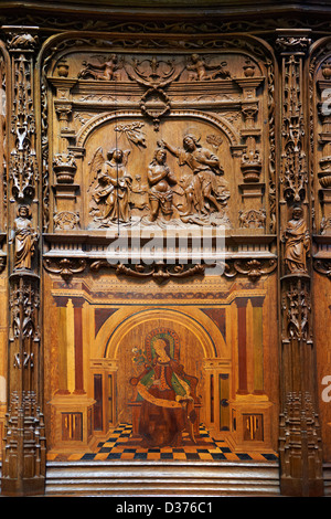 Cité médiévale choeur en bois sculpté sièges Basilique Cathédrale de Saint Denis , Paris France Banque D'Images