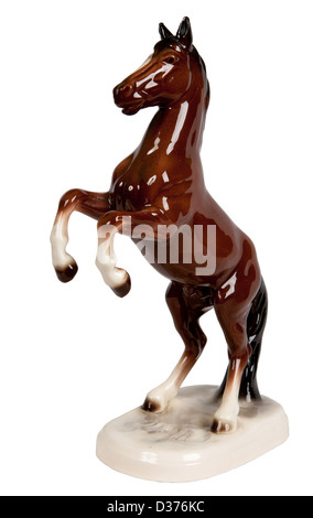 Figurine en céramique marron d'un cheval sur un fond blanc Banque D'Images