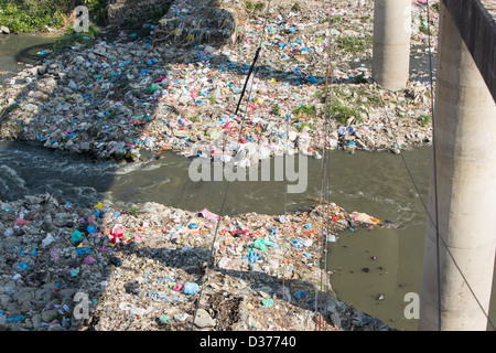 La rivière Bagmati Kathmandu au Népal à travers. La rivière est pleine de détritus et d'eaux usées brutes Banque D'Images