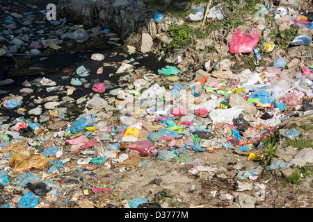 La rivière Bagmati Kathmandu au Népal à travers. La rivière est pleine de détritus et d'eaux usées brutes Banque D'Images