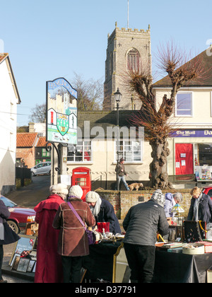 Stands dans la place du marché de Framlingham, dans le Suffolk, UK, avec la tour de l'église de Saint Michel dans l'arrière-plan Banque D'Images