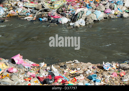 La rivière Bagmati Kathmandu au Népal à travers. La rivière est pleine de détritus et d'eaux usées brutes Banque D'Images