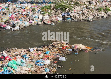 La rivière Bagmati Kathmandu au Népal à travers. La rivière est pleine de détritus et d'eaux usées brutes Banque D'Images