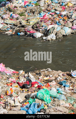 La rivière Bagmati Kathmandu au Népal à travers. La rivière est pleine de détritus et d'eaux usées brutes Banque D'Images