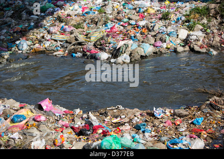 La rivière Bagmati Kathmandu au Népal à travers. La rivière est pleine de détritus et d'eaux usées brutes Banque D'Images