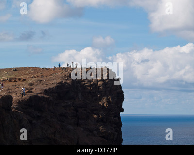 Les gens en haut d'une falaise dans la région de Ponta de São Lourenço, Madère Banque D'Images