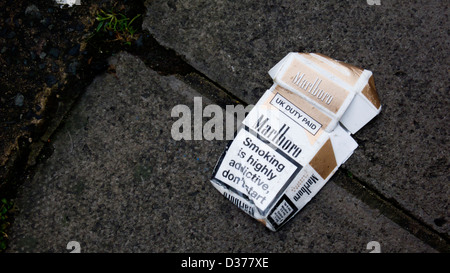 Paquet de cigarettes aplaties dans Street Banque D'Images