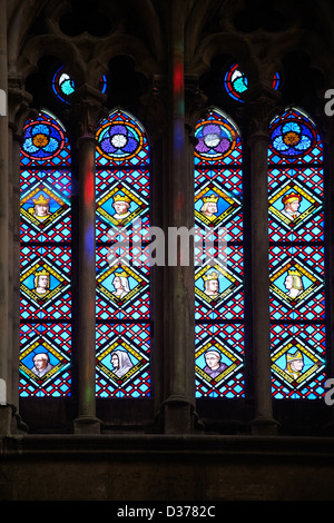 12e siècle gothique médiévale vitrail montrant rois et reines de France. Basilique Cathédrale de Saint Denis Paris Banque D'Images